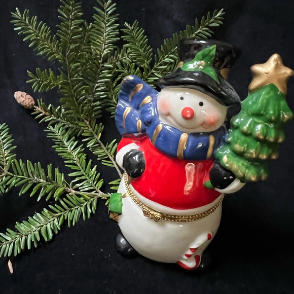 Greenbrier Porcelain Hinged Trinket Box, Snowman with Tree & Lantern. - Picture 5 of 12